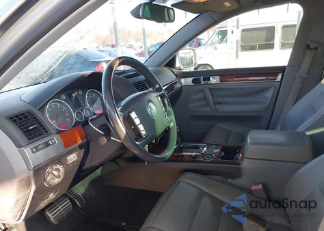 2004 Volkswagen Touareg V8 z USA, uszkodzony, nr VIN WVGCM77L84D052769